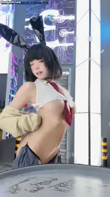 国产模特 [B站 Yiko湿润兔 咬一口兔娘]10月作品 赛博逆JK 双视角骚舞【3V+87P+1.06G】