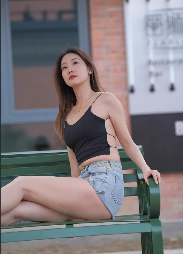 国产模特 街拍模特 若雨18 一始街拍作品 - 半颗烟花烫 黑色吊带+平【684P+1V+图片16G+视频13G】