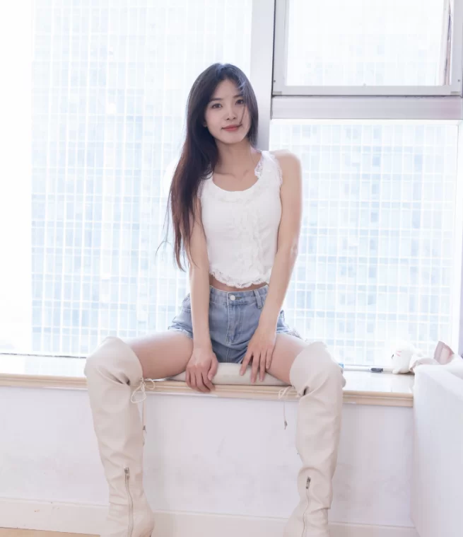 国产模特 物恋传媒 茯苓 牛仔短裤白色过膝长靴【171P1V+3.9G】