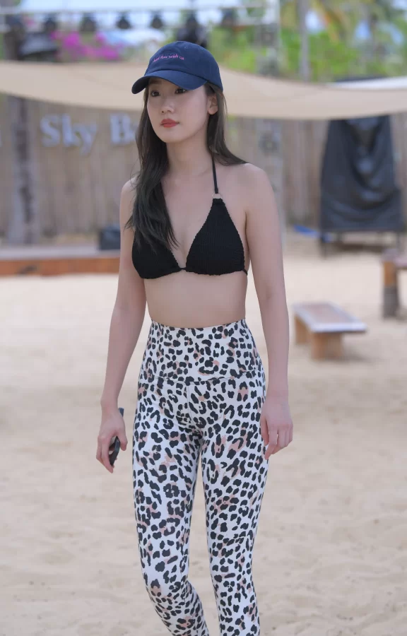 国产模特 街拍模特 若雨10 黑色胸罩+豹斑紧身长裤【619P+1V+32.4G】