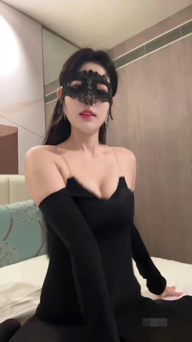 美女御姐 [抖音]圈圈吖 百万粉丝 内衣 揉胸 抖臀定制【2V+556MB】