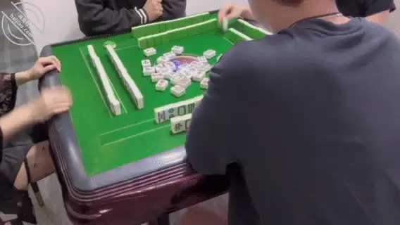 自拍 《家庭乱伦》海角大神和丈母娘打麻将竟然在桌底用脚引【1v+323M】