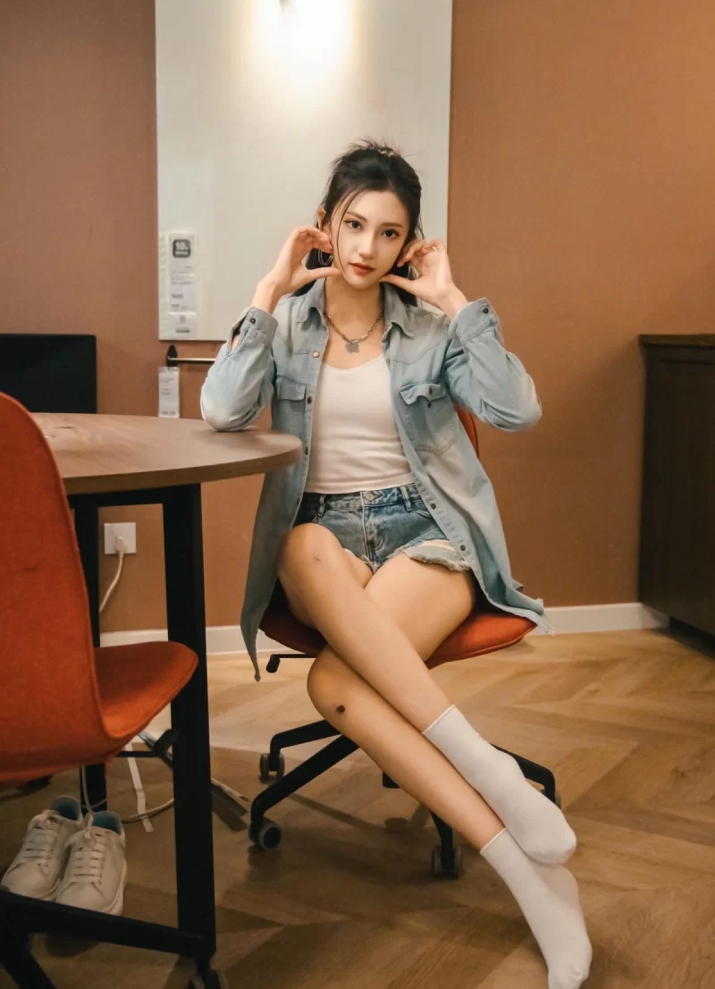 国产模特 [足愉心]12期足部美学 超清原档典藏写真（含4K视频）【12套+147.8G】