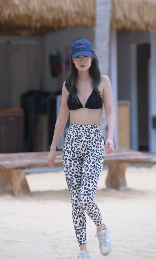 国产模特 街拍模特 若雨10 黑色胸罩+豹斑紧身长裤【619P+1V+32.4G】