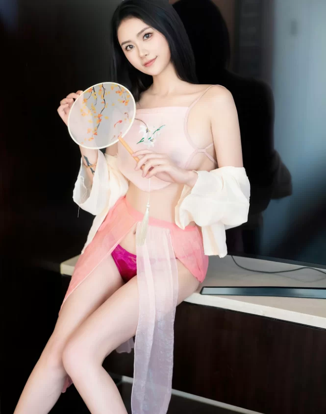 国产模特 秀人网！方子萱 古风轻纱粉色肚兜 骚紫内裤【78P+601M】