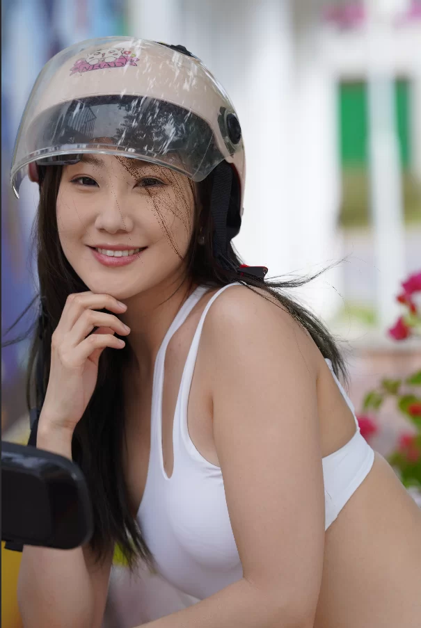 国产模特 街拍模特 若雨25 白色斜肩带泳装【762P+11G】