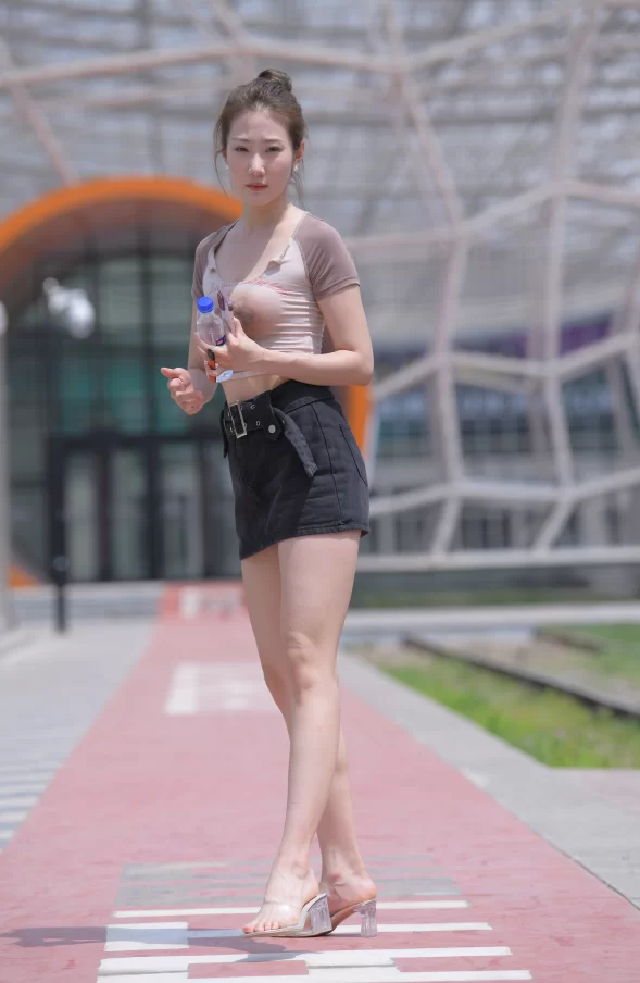 国产模特 街拍模特 若雨17 一始街拍作品 - 林中有鹿-深情与你 褐色【811P+1V+图片17G+视频14G】